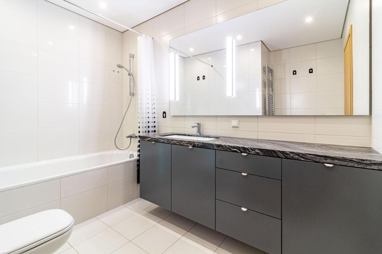 Cohost I Sunny Center Apt, Covered Parking, Balcony & Self Check-In Kaunas Bagian luar foto